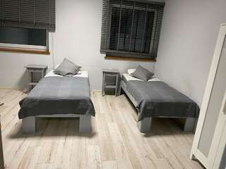 Хостелы Noclegi Europol Семяновице-Слёнске Двухместный номер с 2 отдельными кроватями и ванной комнатой-1